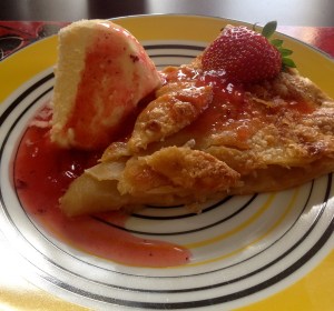 Apple pie with homemade strawberry syrup - because the apple pie wasn't sewwt enough?!?